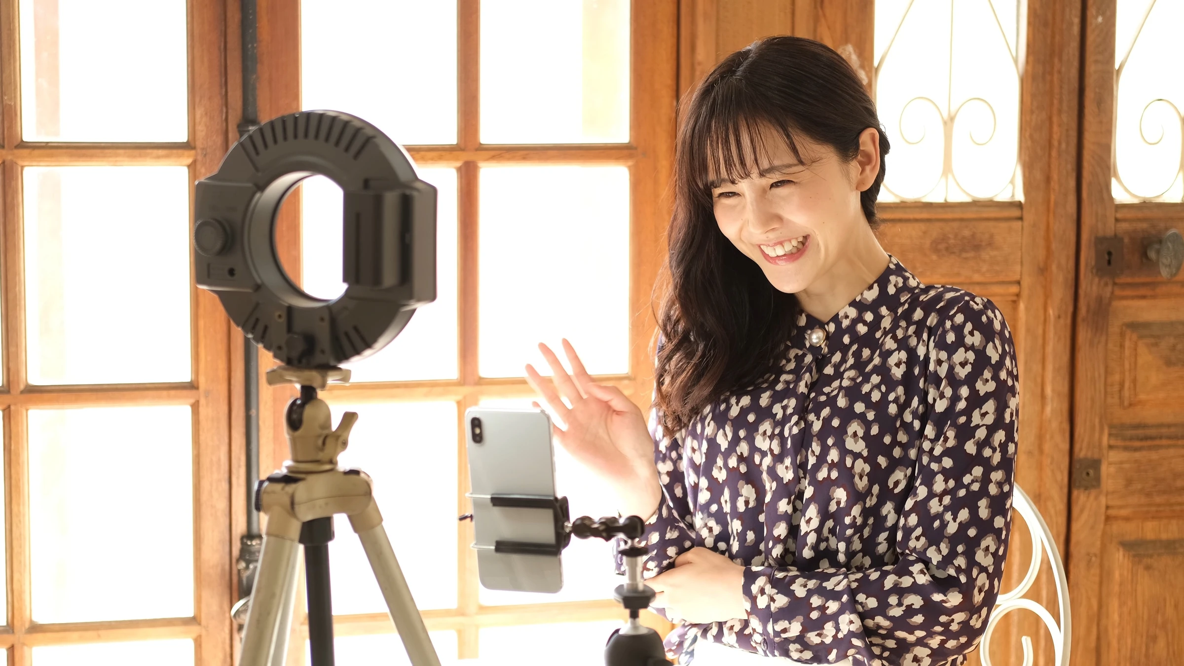 カメラに向かって話しかける女性のイメージ
